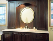 Vanité de salle de bain en mélamine transformée avec moulures, faux lambris, alcôve et faux fini brun foncé